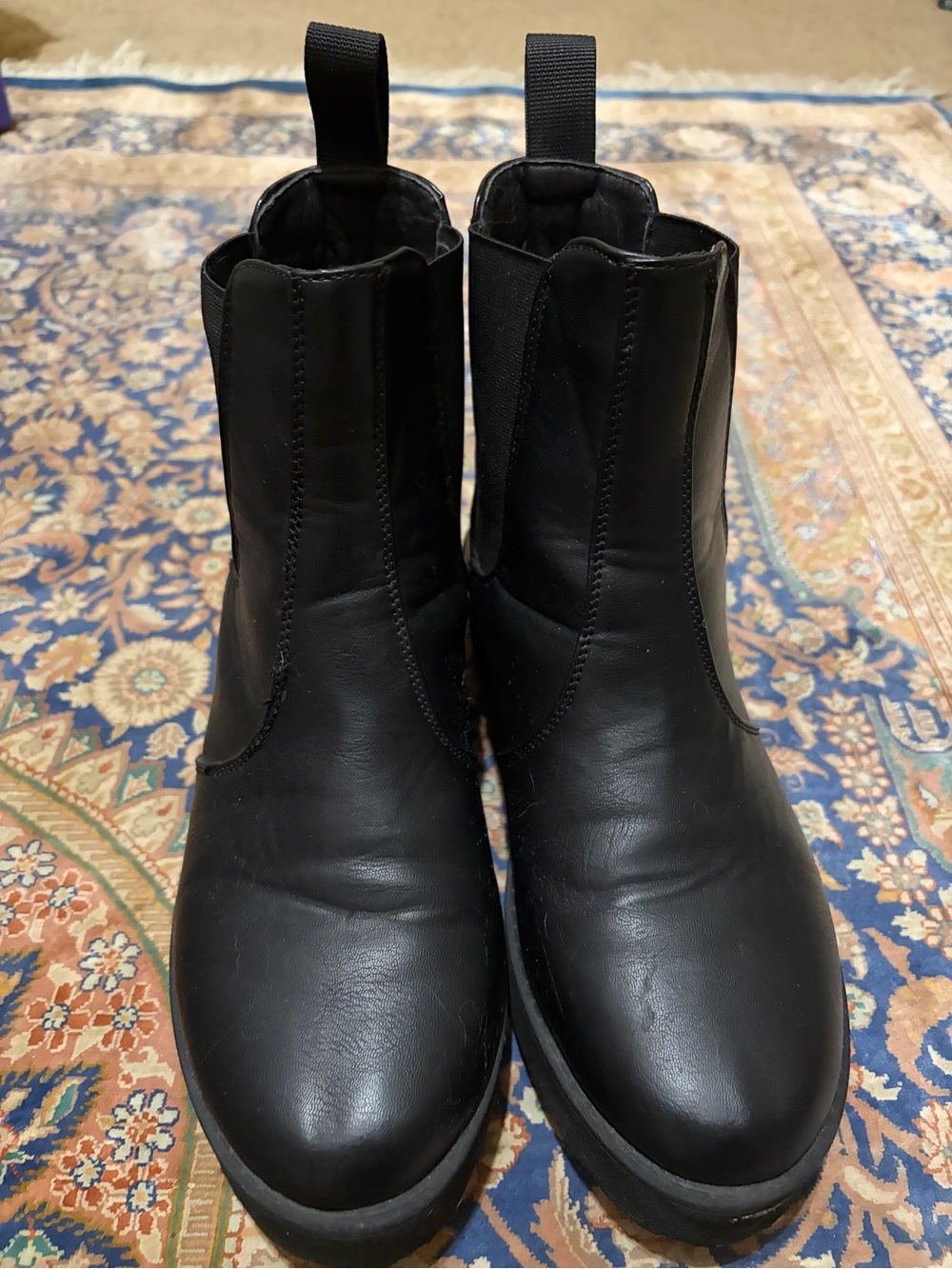 Great condition Women’s Dirty Laundry size 8.5 black Chelsea slip on boot